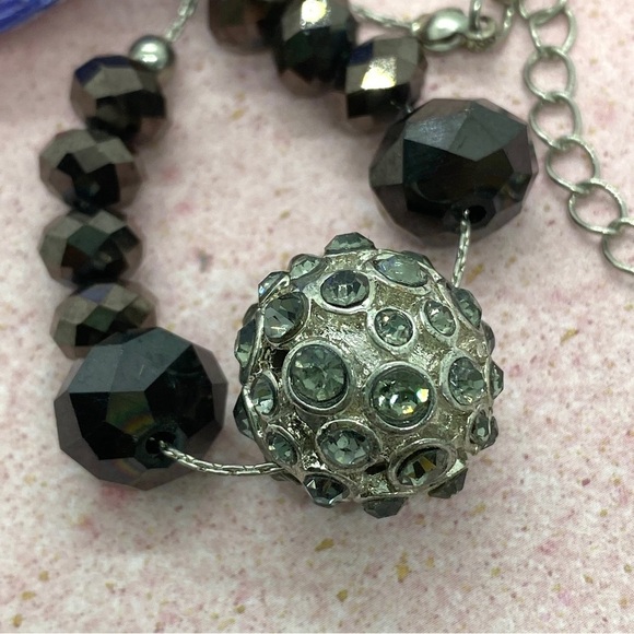 Faceted Glass Beads on Silvertone Chain Necklace - Picture 4 of 8